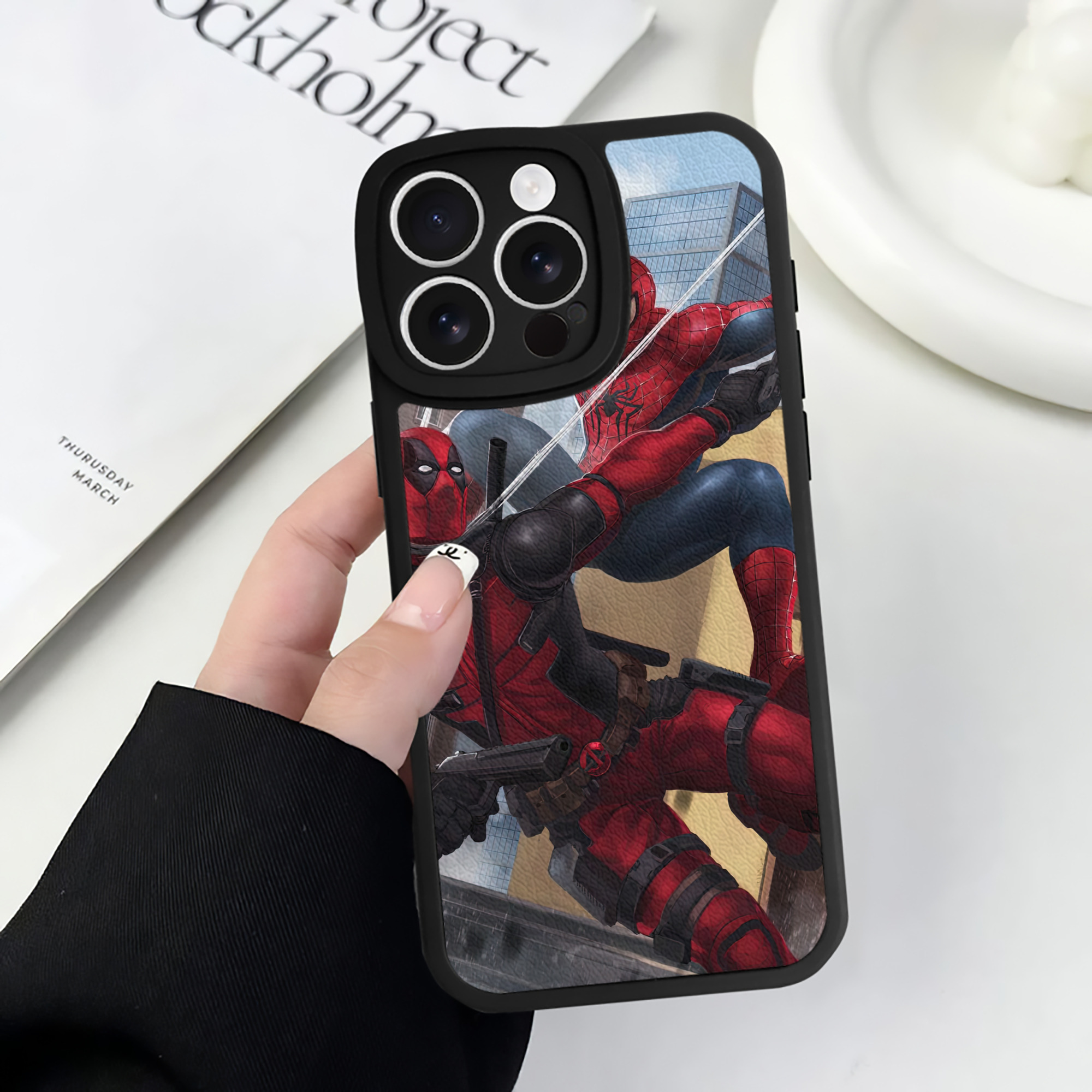 （画像用） Deadpool デッドプール 【iPhone 16シリーズ対応】シリコンスマホケース（レザー調） 材質：シリコン